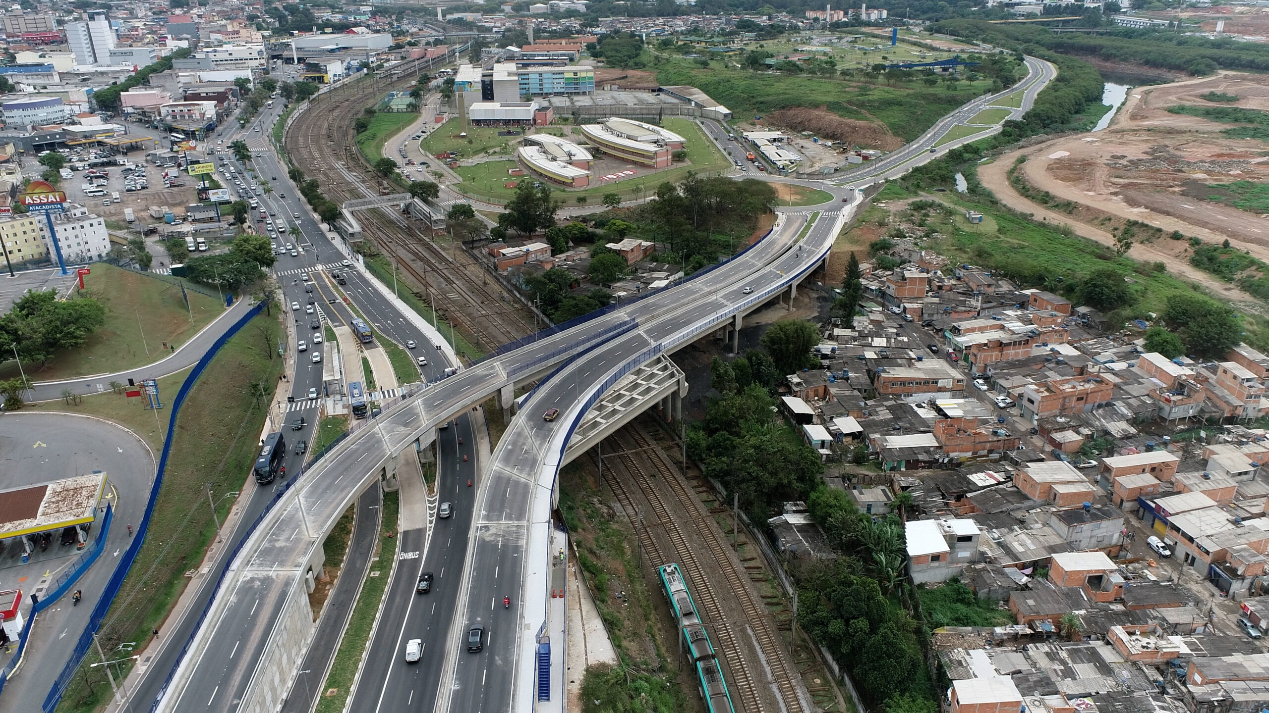 Prefeito Marcos Neves e o governador Tarcísio de Freitas inauguram Viaduto Corredor Oeste