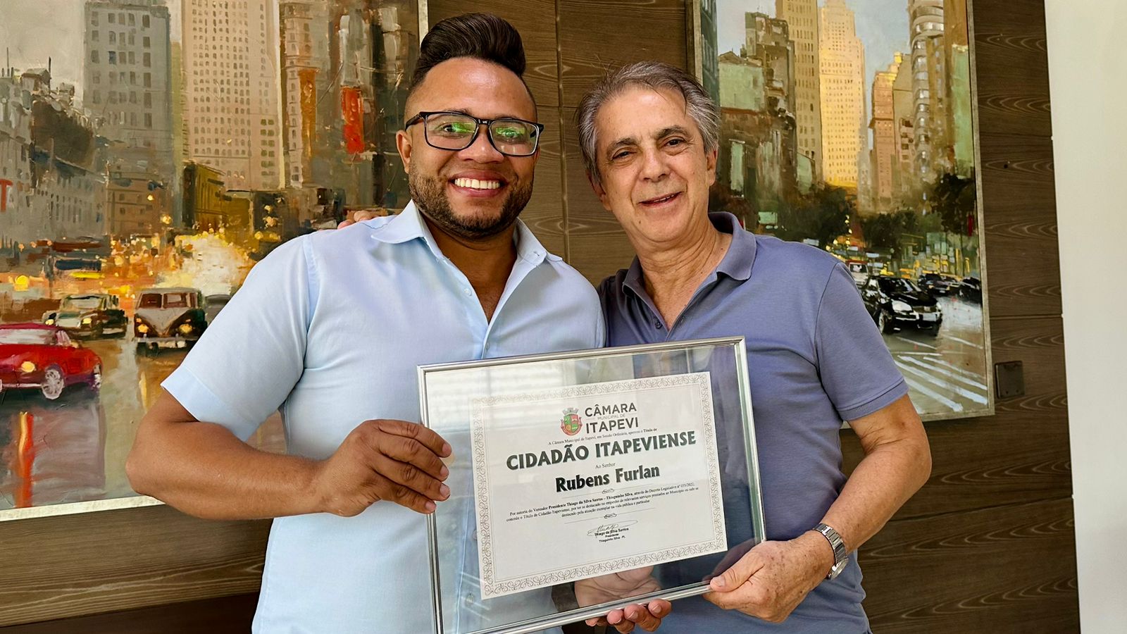 PRESIDENTE DA CÂMARA E VICE-PREFEITO ELEITO THIAGUINHO SILVA ENTREGA TÍTULO DE CIDADÃO ITAPEVIENSE AO PREFEITO RUBENS FURLAN