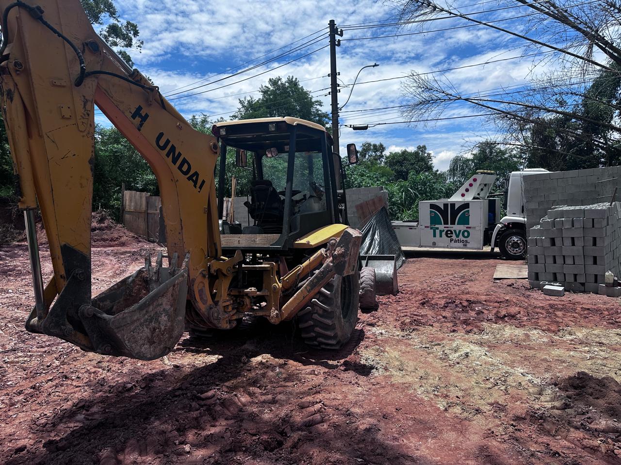 Prefeitura de Itapevi apreende retroescavadeira e aplica multa de R$ 11.592 por irregularidades ambientais