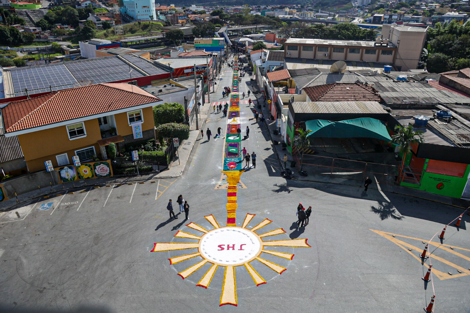 Itapevi celebra Corpus Christi com missas, procissões e montagem de tapetes coloridos nesta quinta-feira (19)