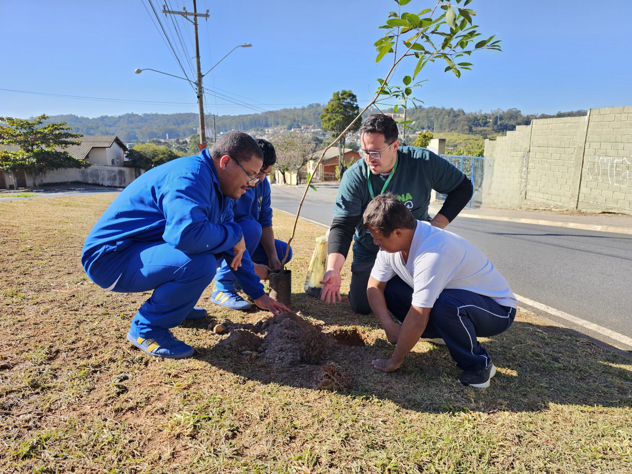 Secretaria do Meio Ambiente realiza plantio de árvores com alunos da APAE em ação de conscientização e inclusão