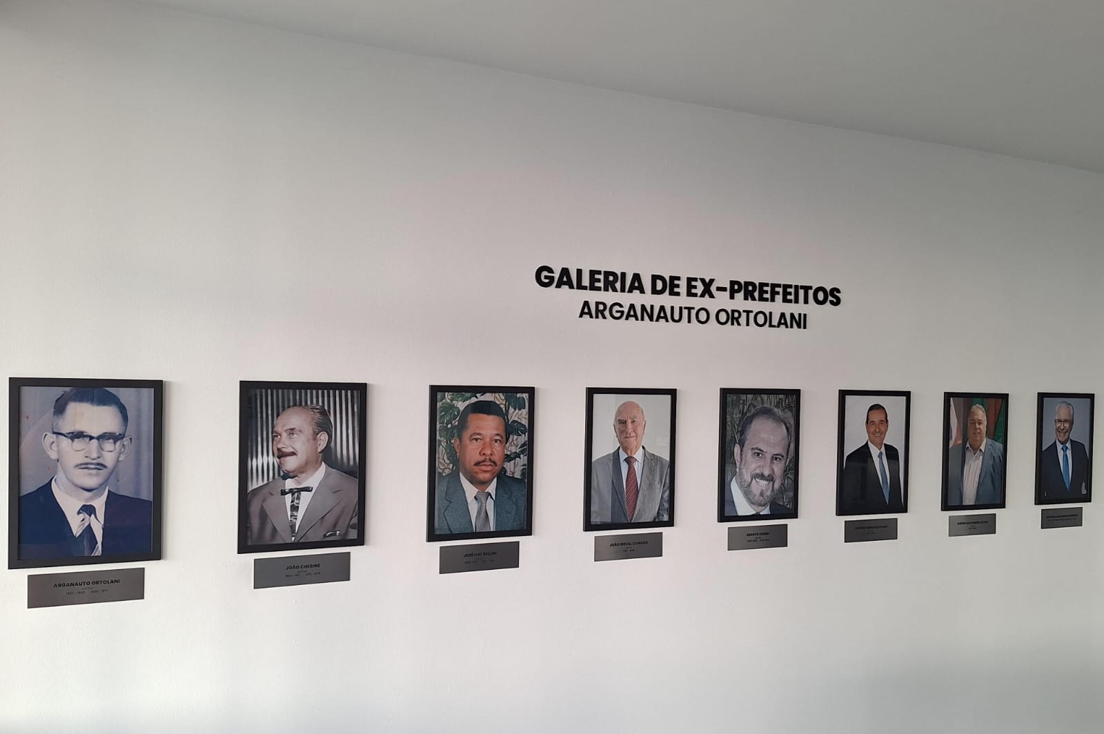 Prefeitura de Mairinque inaugura nova galeria de ex-prefeitos no Paço Municipal