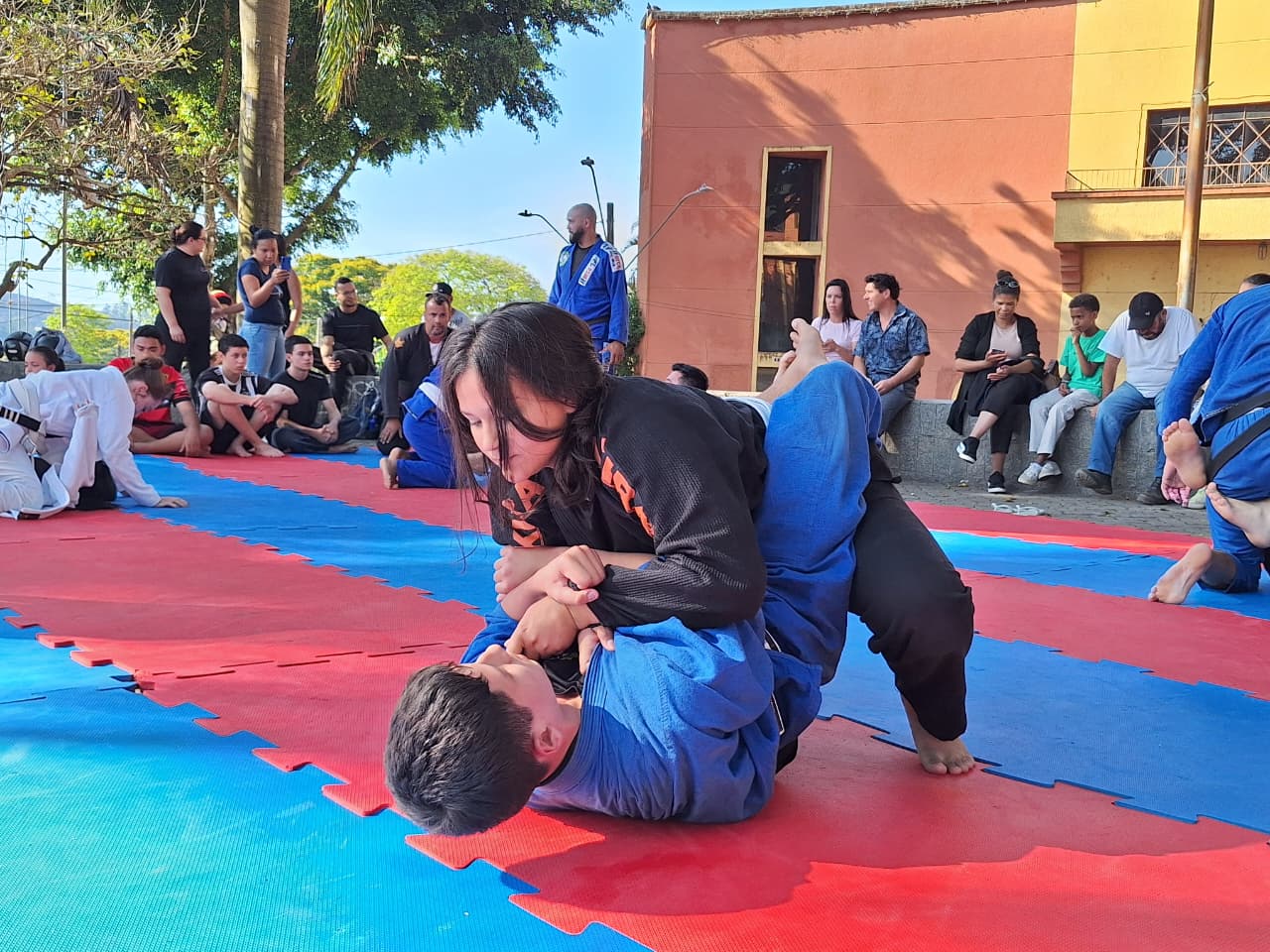Aulão de Jiu-Jítsu reúne atletas na Praça da Matriz