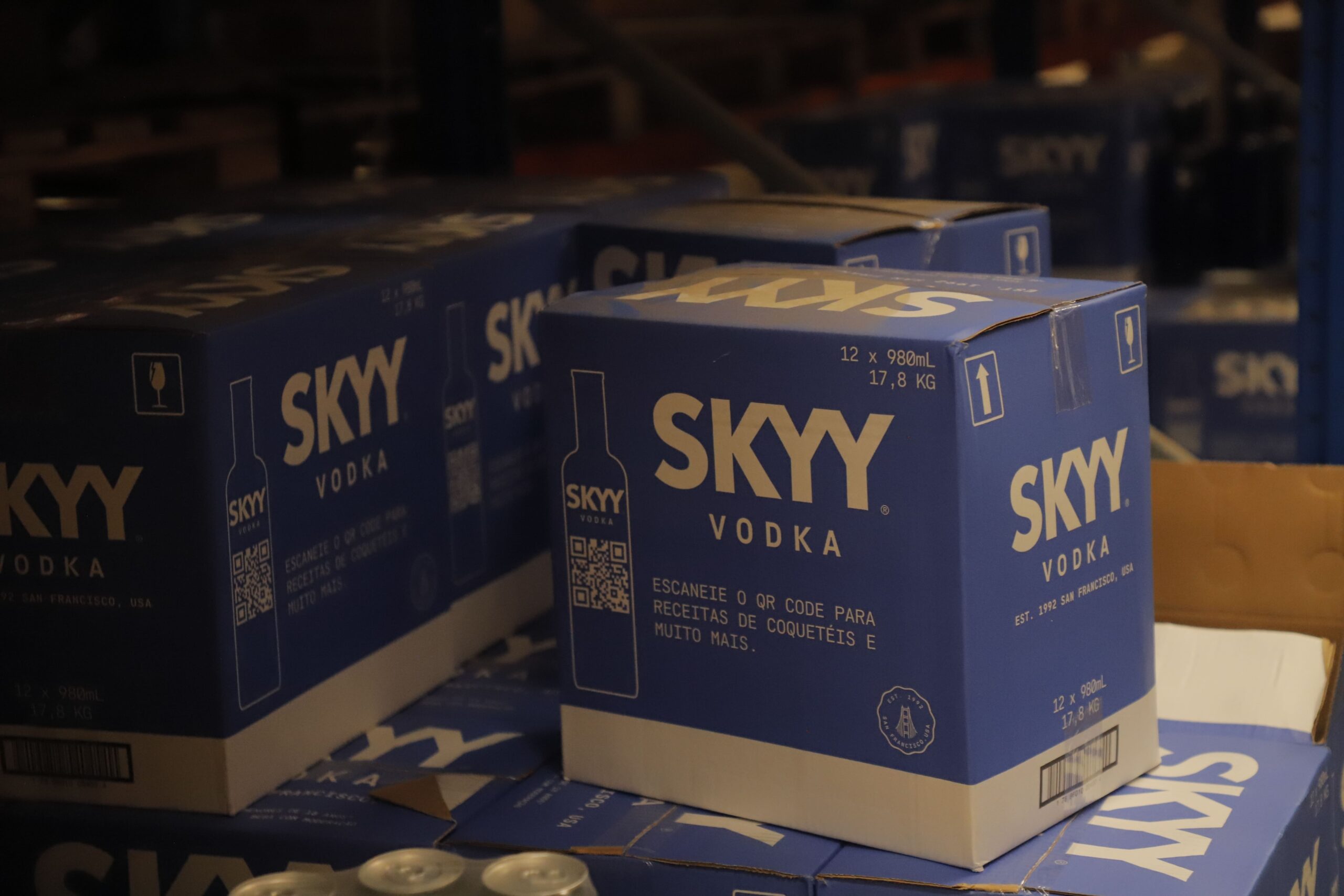 Perigo nas garrafas: autoridades alertam para bebidas alcoólicas contaminadas 