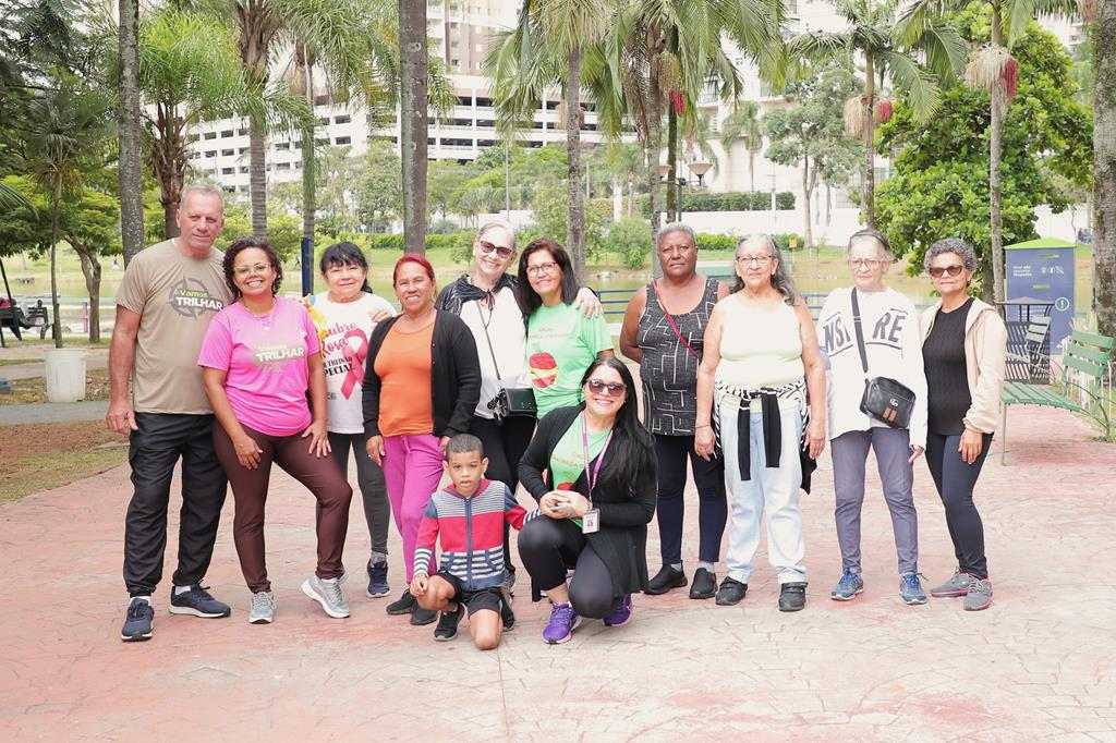 Caminhada com foco na qualidade de vida une famílias todas as sextas-feiras no Dom José