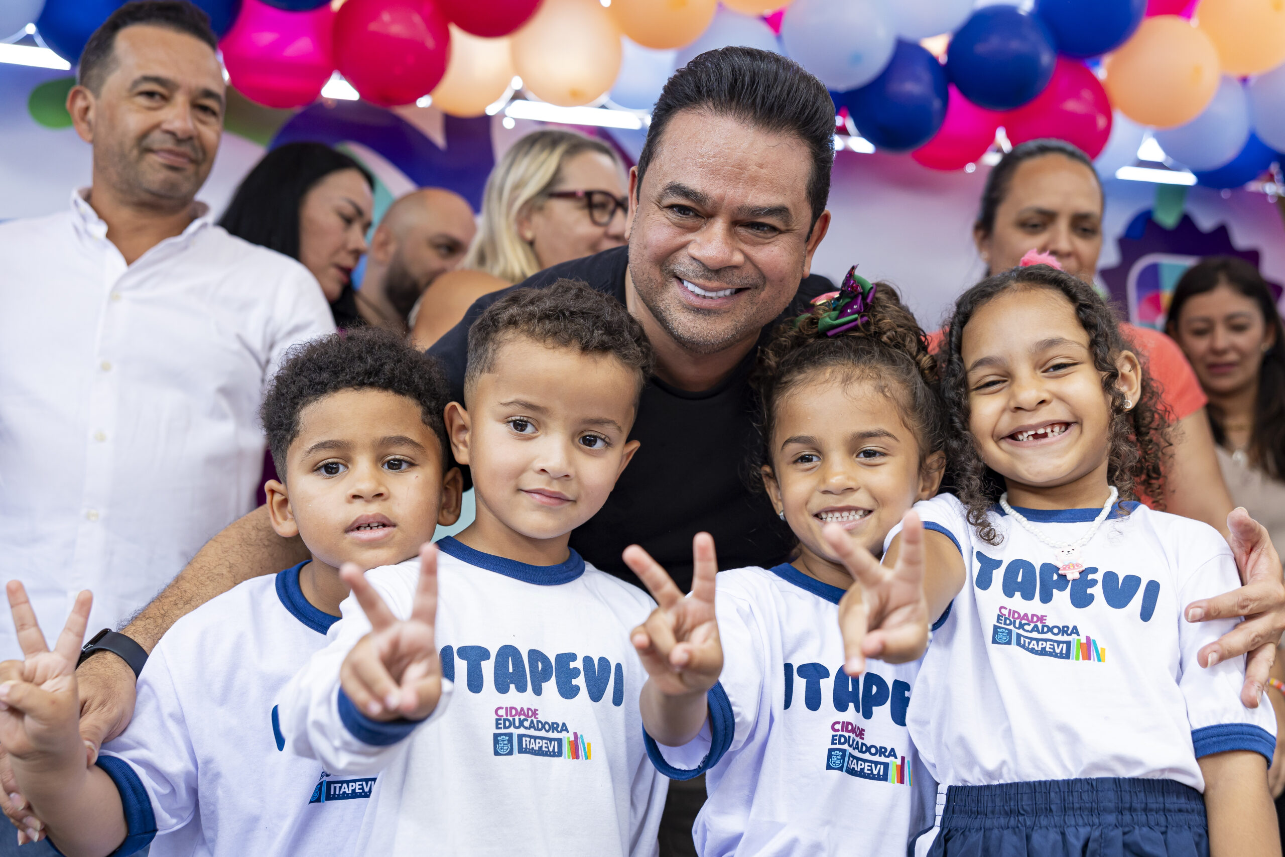 Itapevi começa ano letivo com entrega de uniformes e materiais escolares