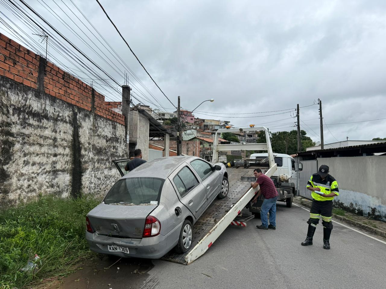 Prefeitura de Mairinque intensifica ações de remoção de veículos abandonados nas vias públicas