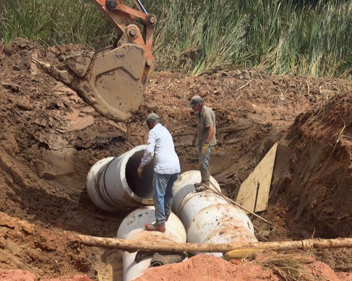 Prefeitura de Mairinque realiza desassoreamento de rios para prevenção de alagamentos e preservação ambiental