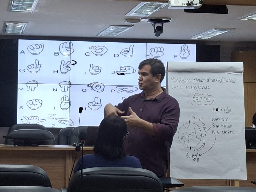 Câmara Municipal oferece curso de Libras para servidores
