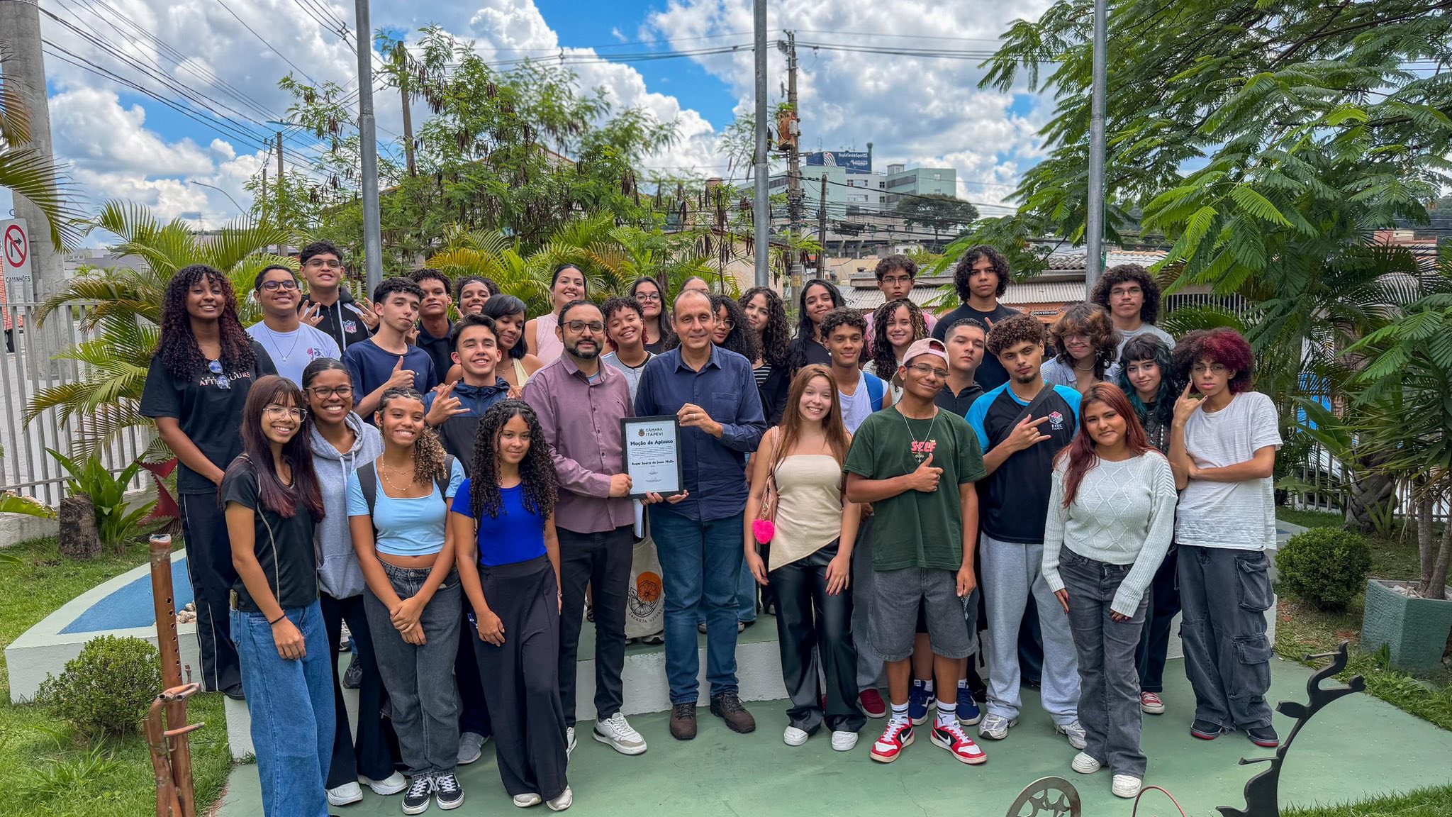 Vereador Yacer entrega Moção de Aplausos ao Professor Roger da Etec Itapevi