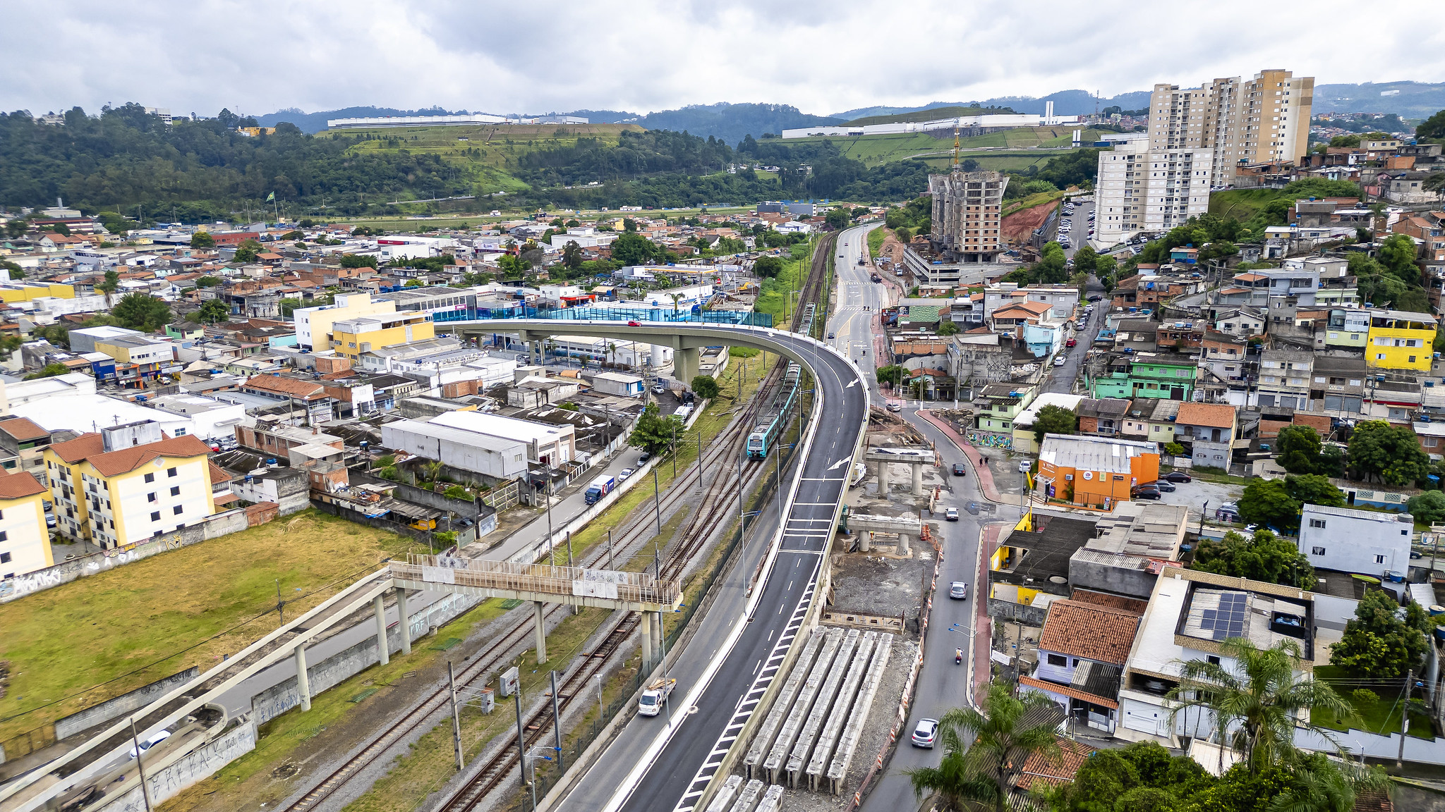 Obras da segunda alça do viaduto provocam bloqueio temporário no Corredor Oeste sentido Centro