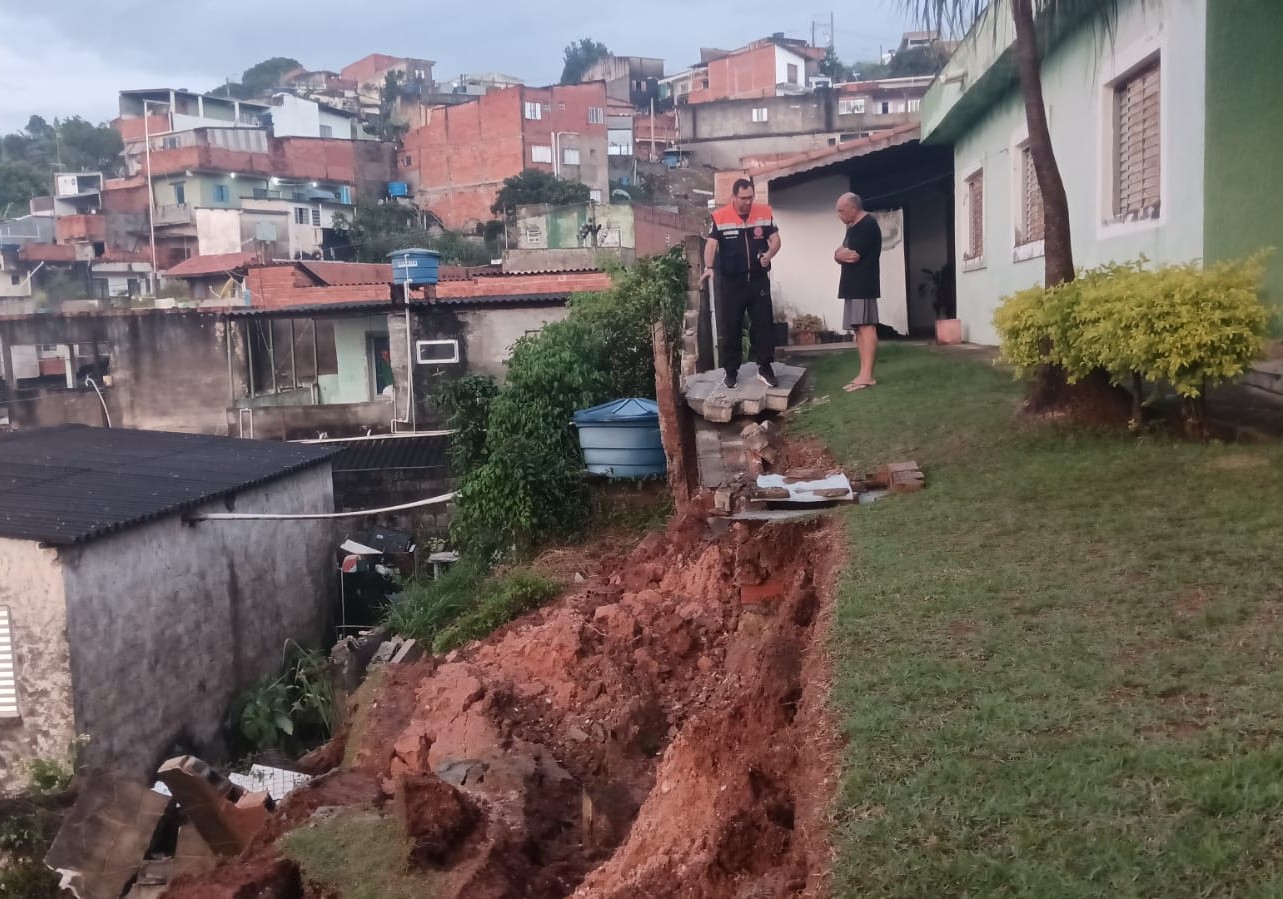 Prefeitura de Mairinque atende ocorrência de deslizamento no bairro Monjolinho