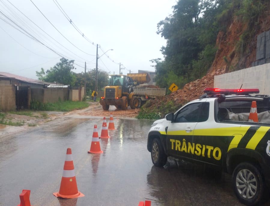 Prefeitura de Mairinque atua na desobstrução da Estrada Governador Mário Covas