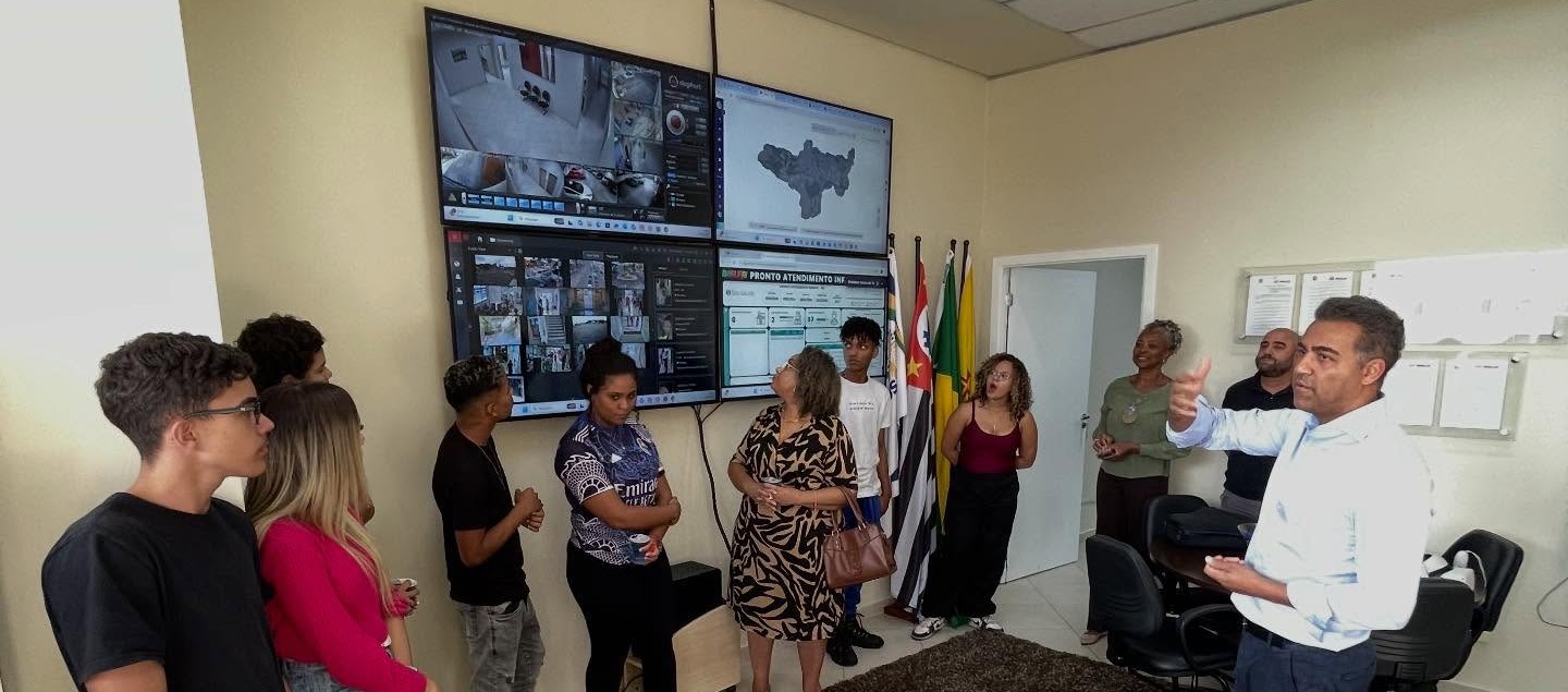 Randal recebe alunos na Secretaria de Inovação e Tecnologia de BARUERI