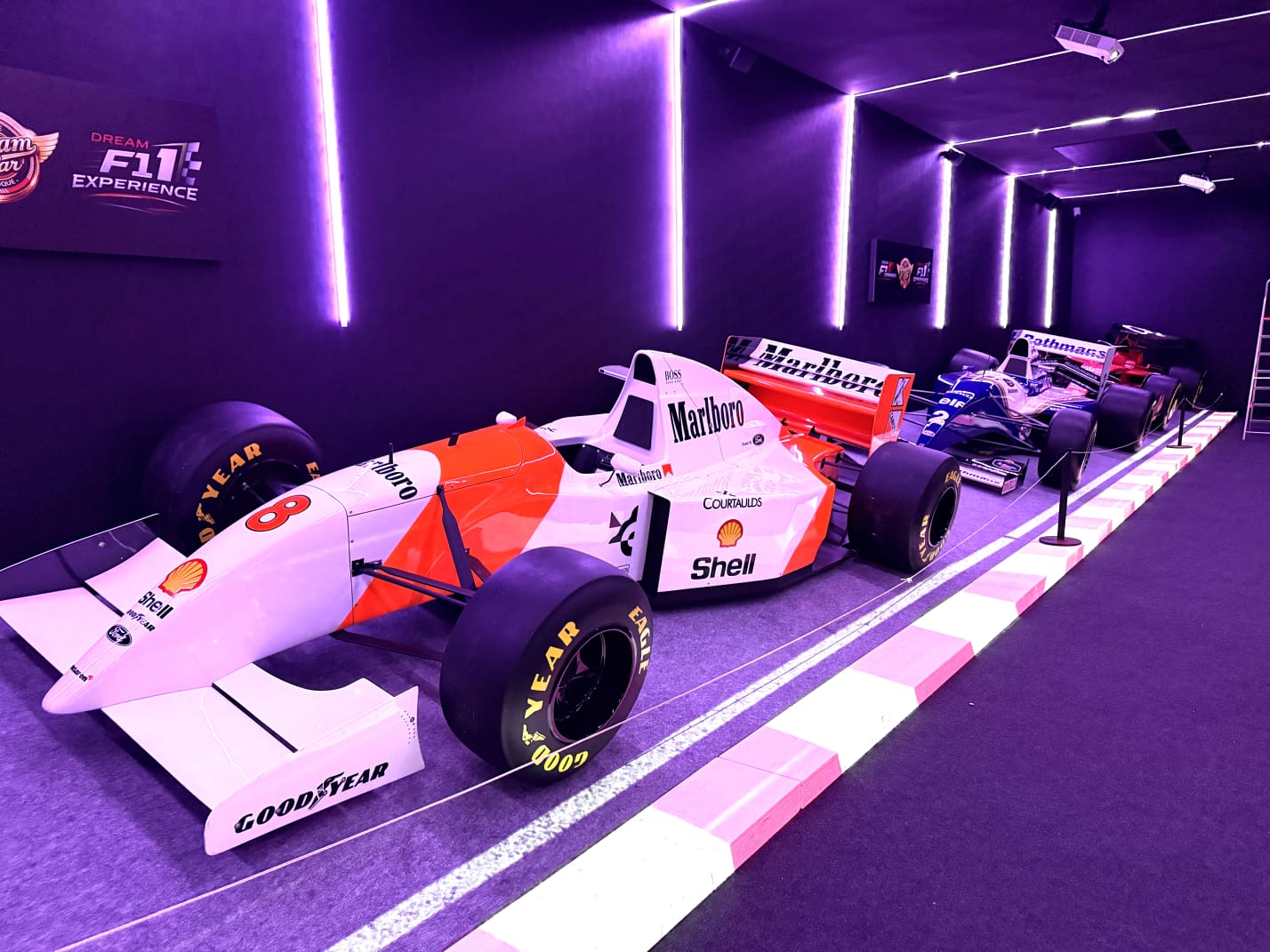 O legado de Ayrton Senna: carros, motos e acessórios expostos no Parque Dream Car de São Roque (SP) relembram a trajetória do ídolo das pistas