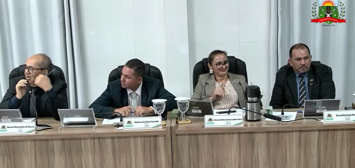 Vereadora faz gesto obsceno durante sessão e viraliza no interior do CE