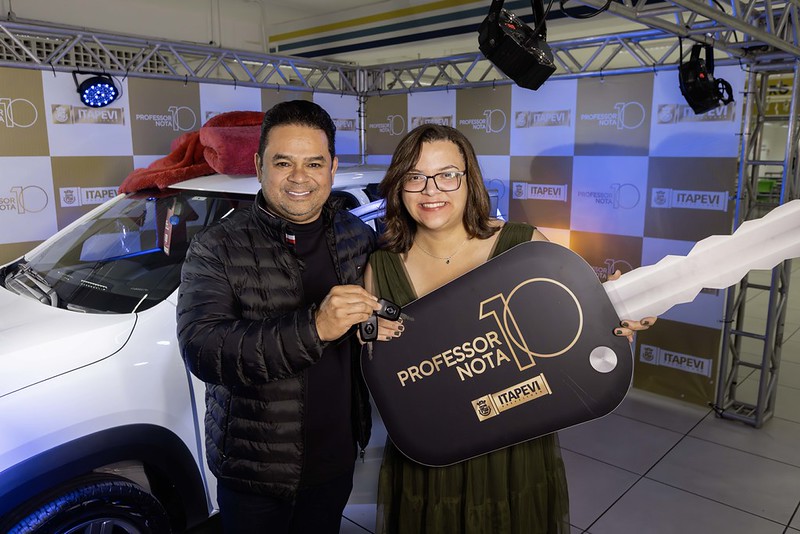 Prefeito Teco entrega carro 0km do Prêmio Professor Nota 10