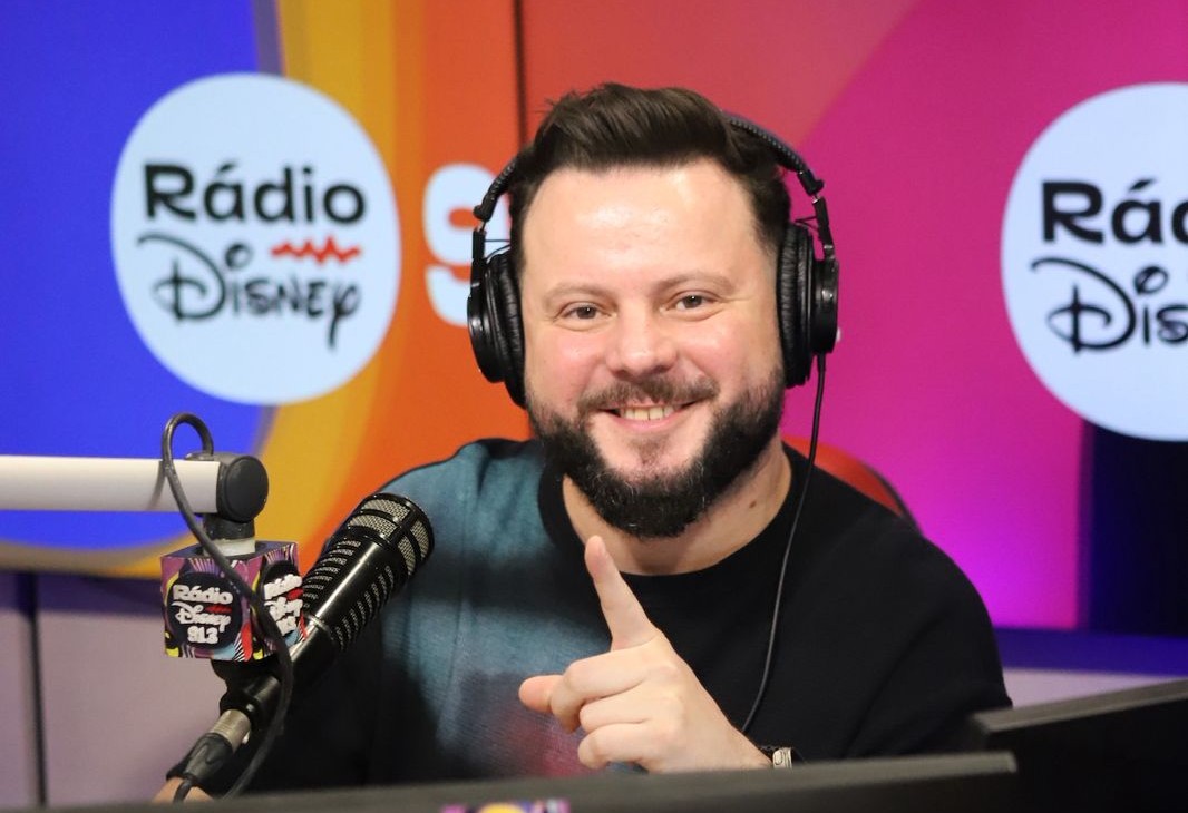 Rodrigo Campos se destaca nos bastidores e no microfone da Rádio Disney Brasil