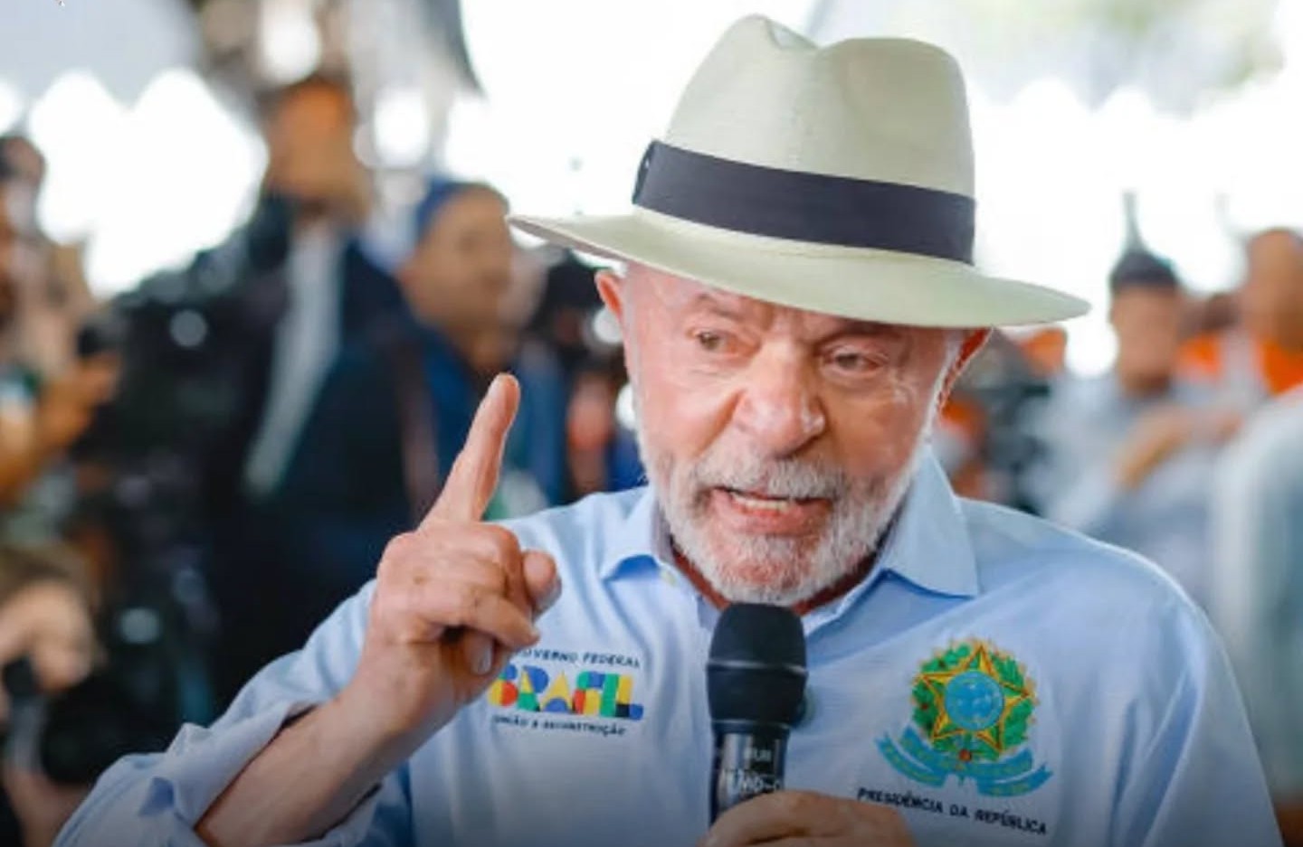 O presidente Lula (PT) lamenta decisão do governo Donald Trump de propor um novo tarifaço de 25% sobre bens importados do Brasil e acusa o senador Flávio Bolsonaro (PL)