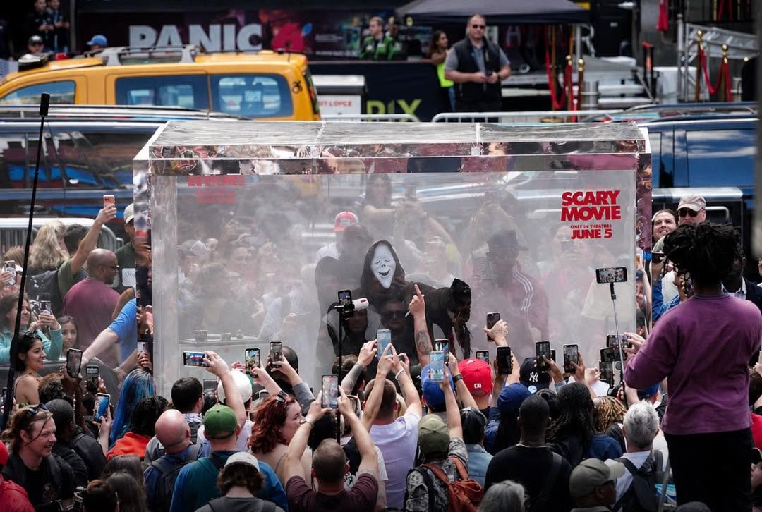 Para promover Todo Mundo em Pânico 6, o elenco fez um hotbox dentro de uma enorme estrutura de vidro instalada no meio da Times Square em NY