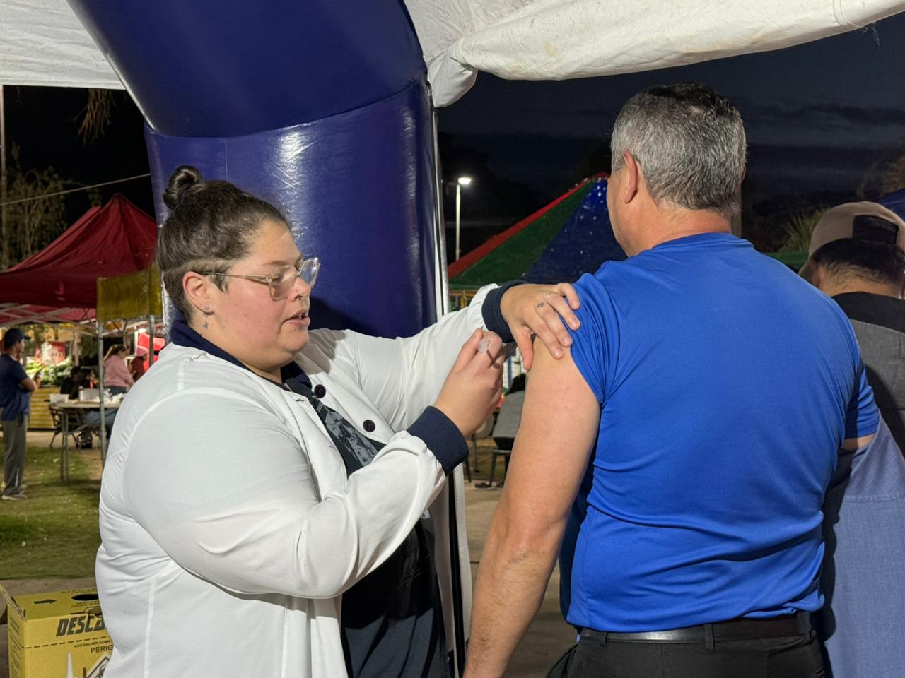 Secretaria de Saúde leva vacinação à Feira Noturna e aplica 223 doses contra a Influenza