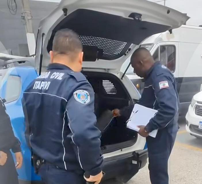 Integrantes da Banda da GCM de Itapevi, prendem invasor de residência próximo ao AME