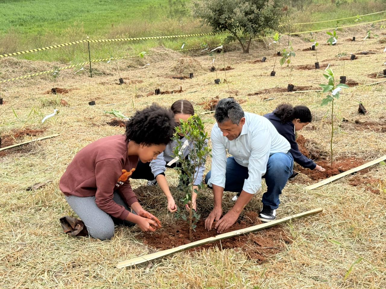 Alunos participam de ação educativa em comemoração ao Mês do Meio Ambiente na Represa do FiscalAtividade reuniu estudantes em uma manhã de aprendizado sobre preservação ambiental, recursos hídricos e reflorestamento.