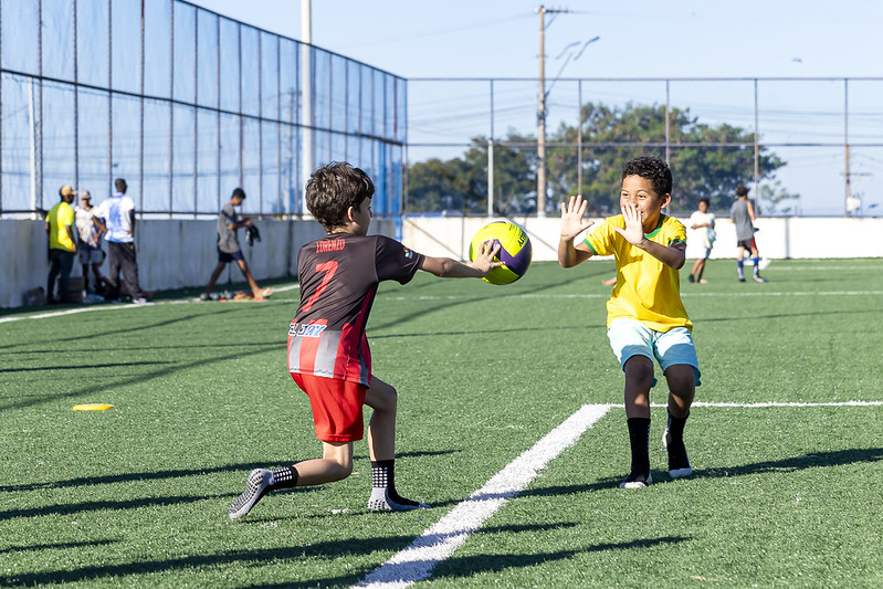 Alunos do Cemeb Maria Zibina participam de tarde esportiva na Arena Alto da Colina