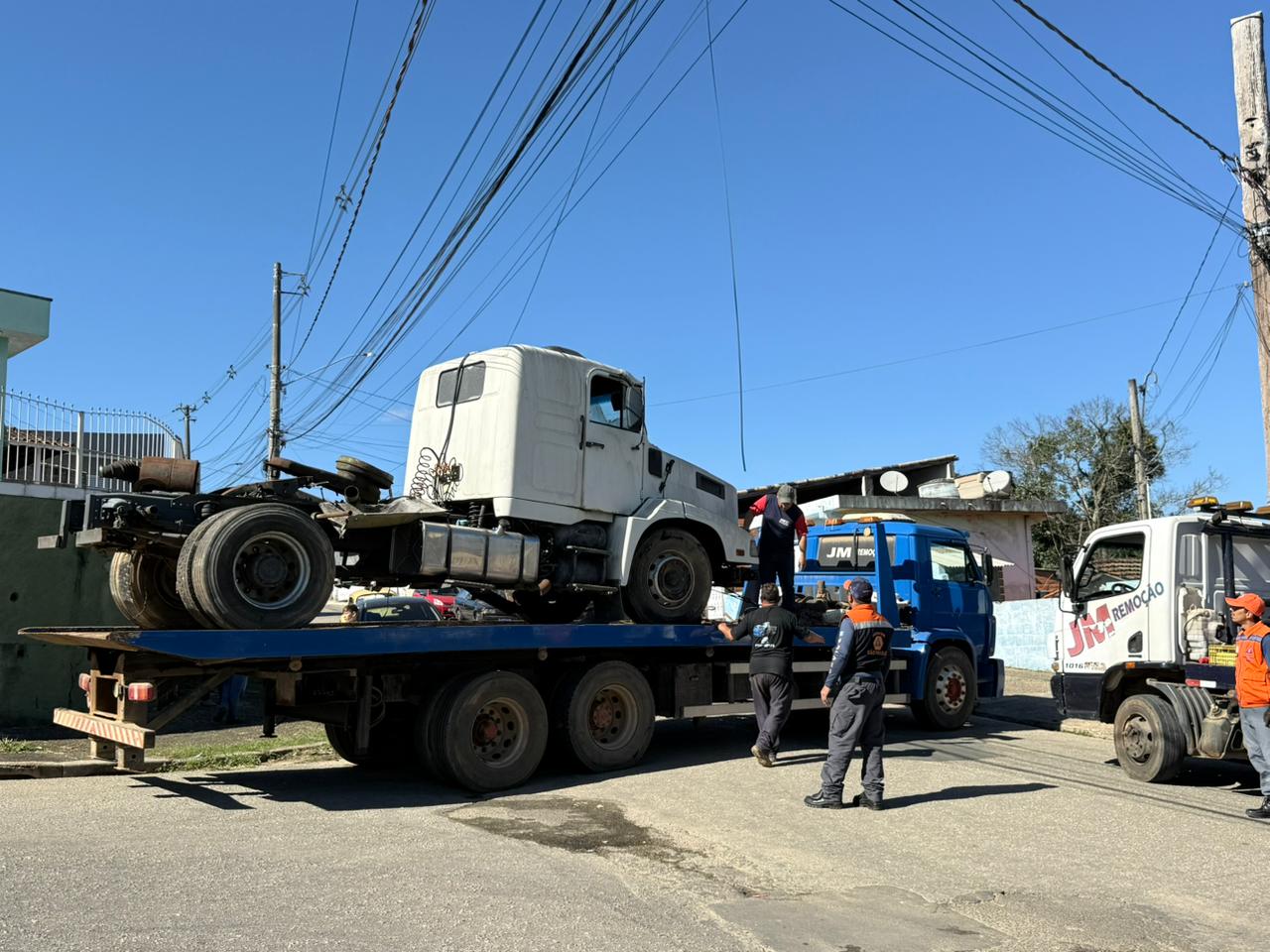 Prefeitura de Mairinque avança com operação de remoção de veículos abandonados e amplia fiscalização em novos bairros