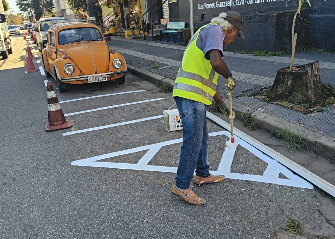 Prefeitura de Mairinque intensifica serviços de sinalização viária em diversos pontos da cidade