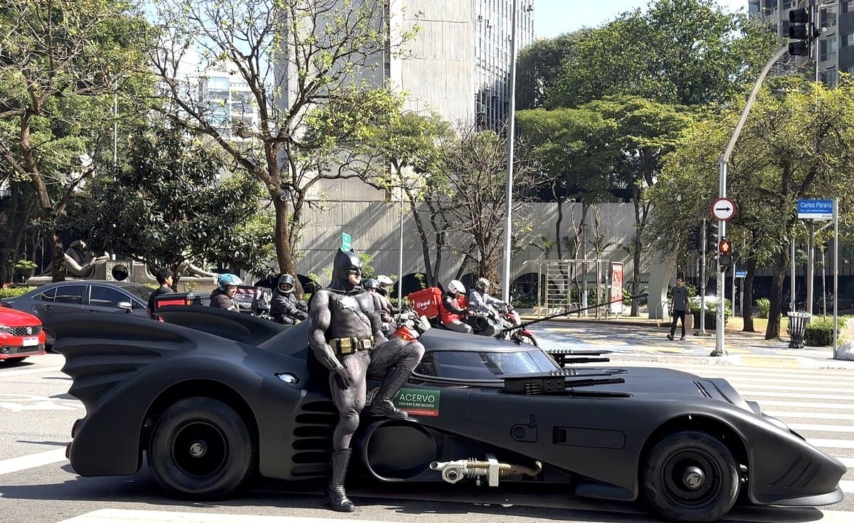 Batmóvel, DeLorean e Tesla Cybertruck causam alvoroço ao circular no Centro de São Paulo