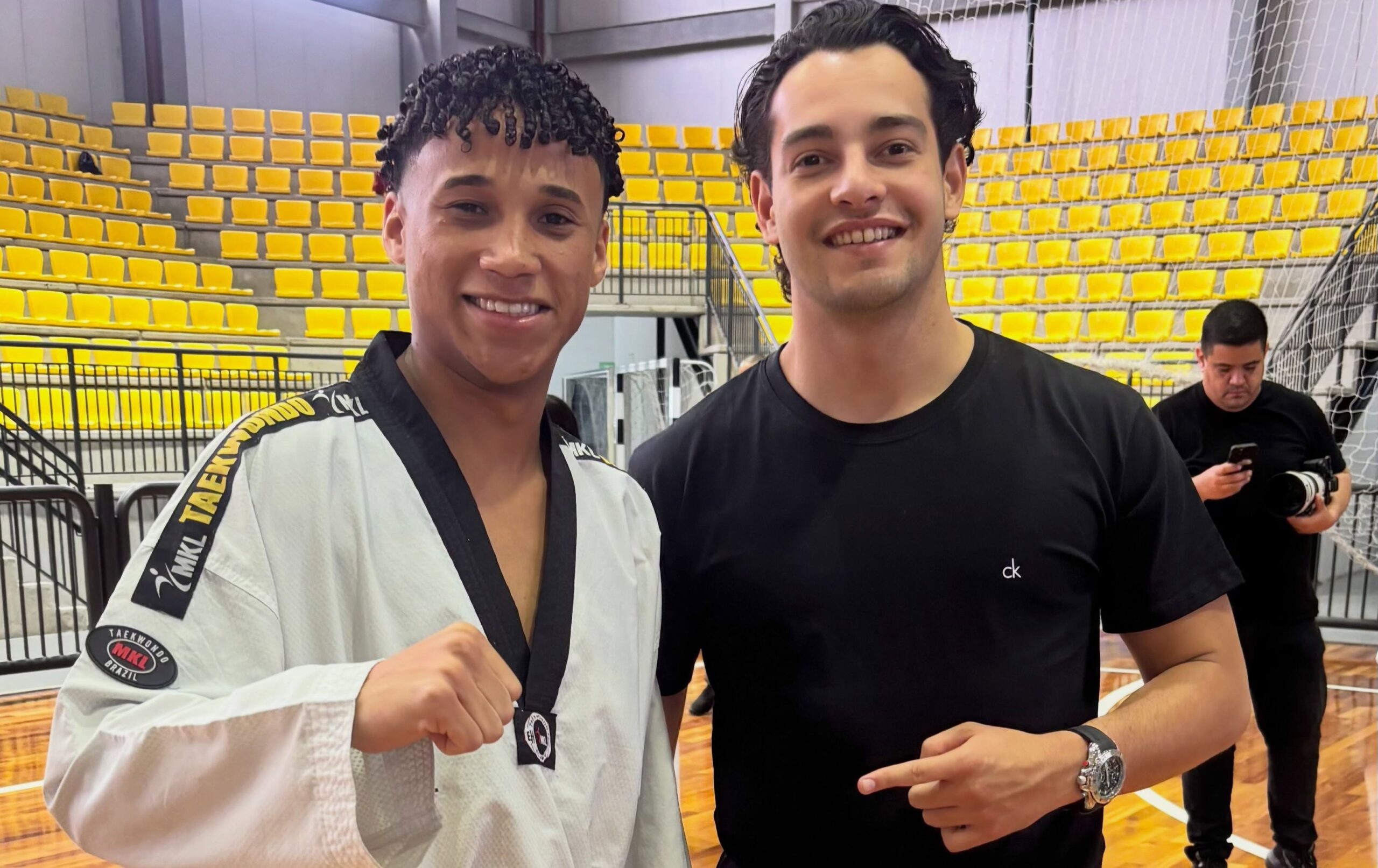 Destaque do taekwondo brasileiro, professor Caio Carreiro prestigia entrega de faixas em Barueri