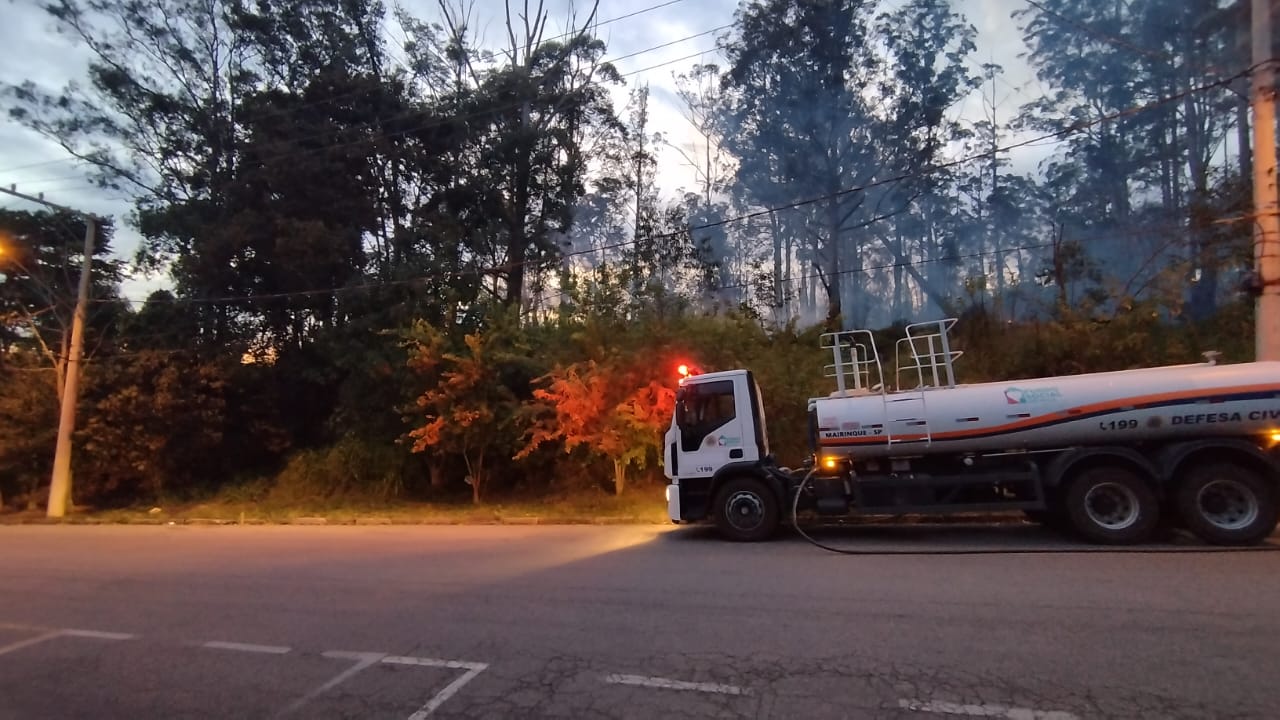 Defesa Civil de Mairinque atua por mais de 12 horas no combate a incêndio florestal na região central