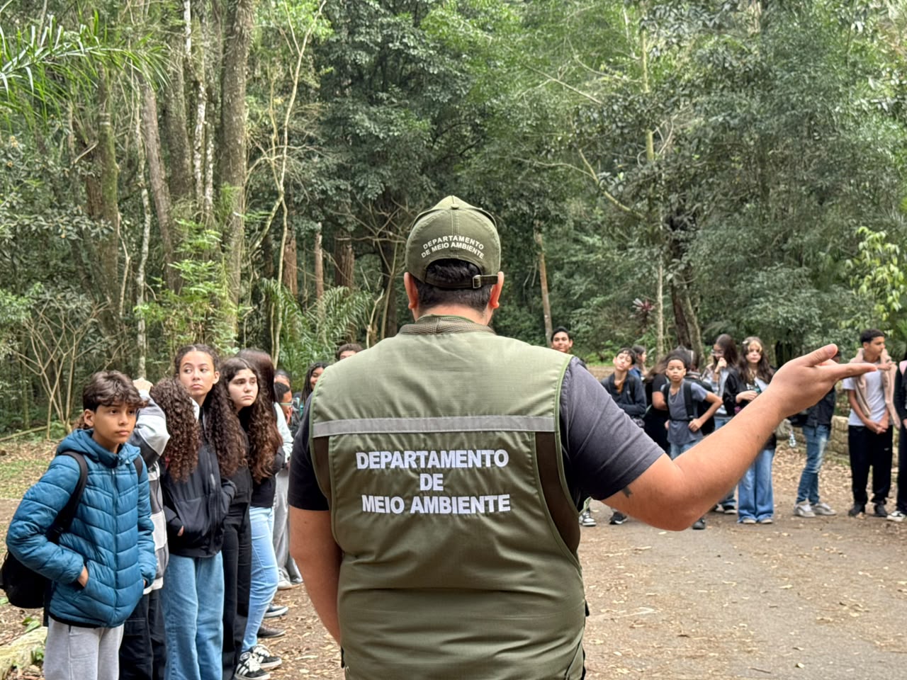 Estudantes do 8º ano vivenciam aula no Horto Florestal de Mairinque