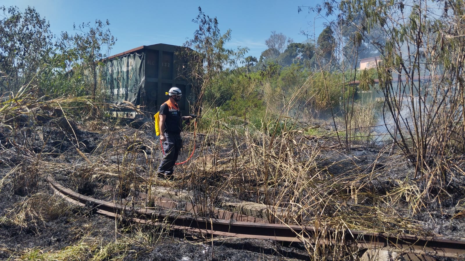 Defesa Civil de Mairinque atua no combate a incêndio às margens da linha férrea na Vila Sorocaba