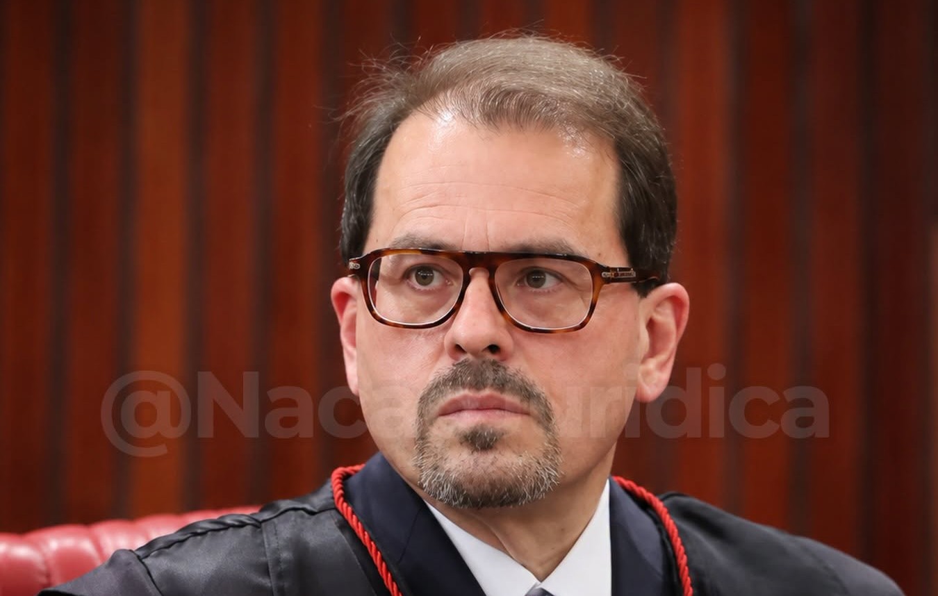 O Tribunal Superior Eleitoral (TSE) decidiu que candidatos não podem utilizar carros empregados no transporte de passageiros por aplicativo para veicular propaganda eleitoral
