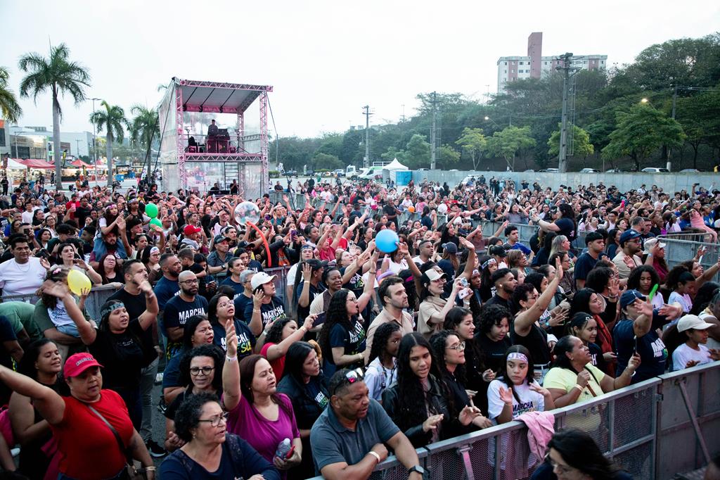 Celebra Barueri reúne milhares de pessoas em noite de música e fé