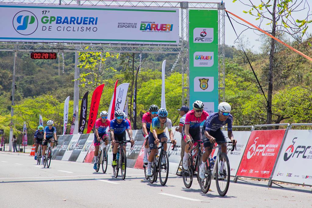 Mais de 460 ciclistas participam da 17ª edição do GP Barueri