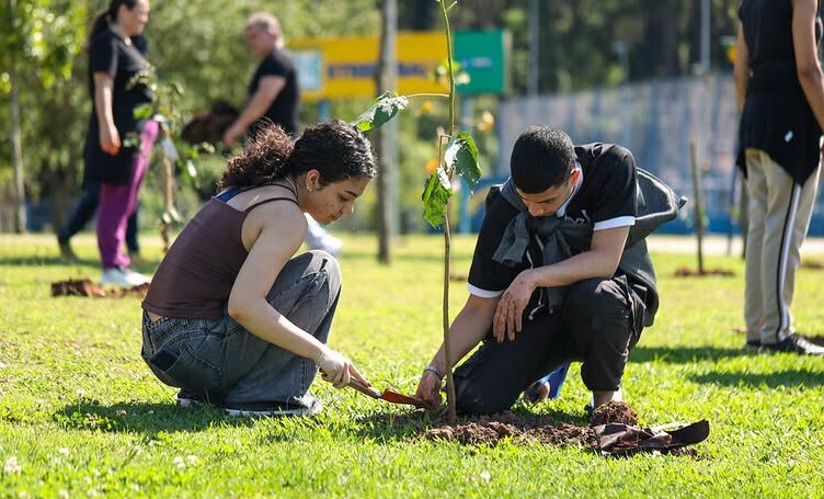 Itapevi inicia Semana de Educação Ambiental com plantio de árvores em diferentes pontos da cidade