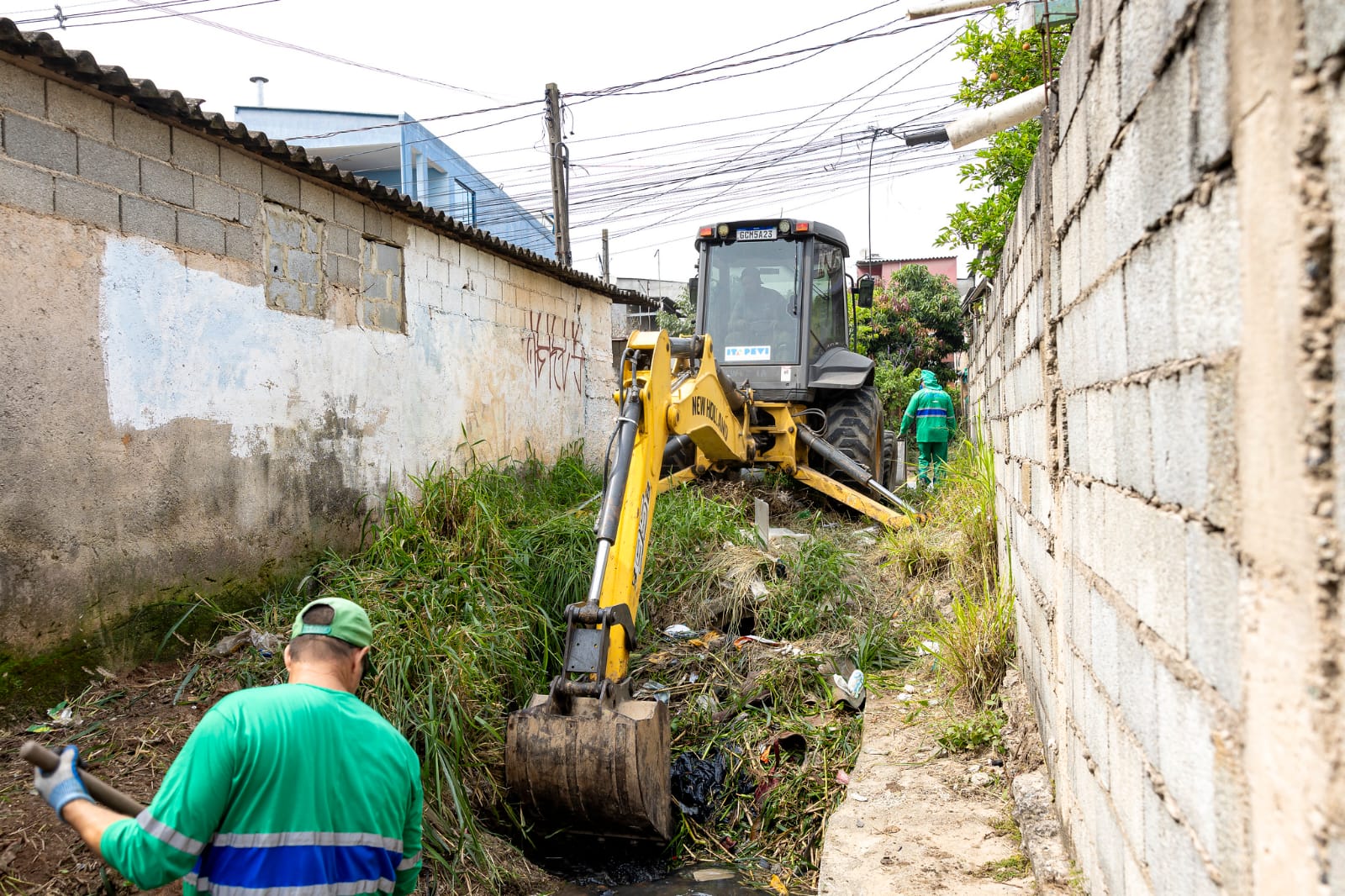 Prefeitura de Itapevi reforça Operação Verão com limpeza de córrego no Vitápolis