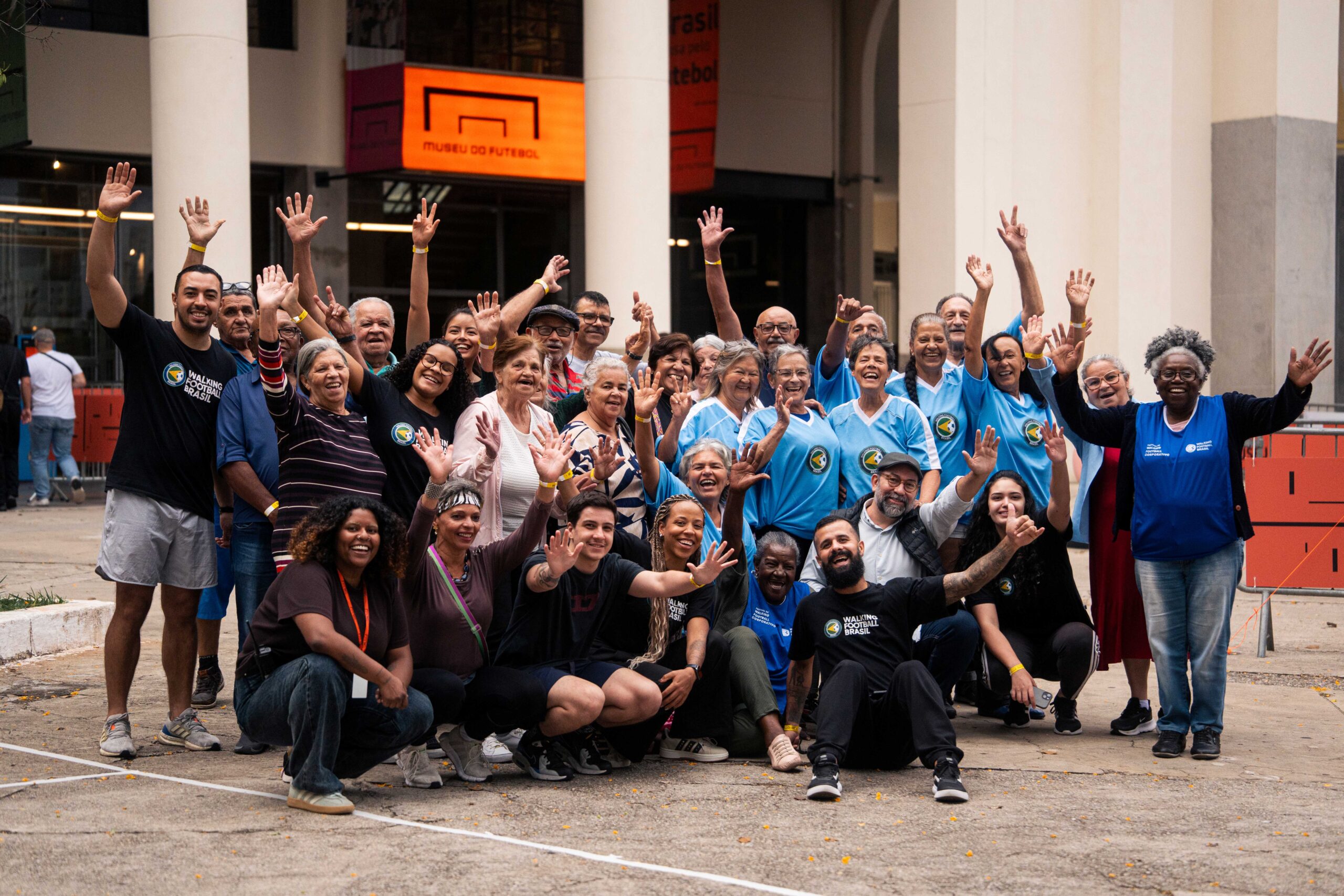 Idosos de Itapevi participam de atividades no Museu do Futebol