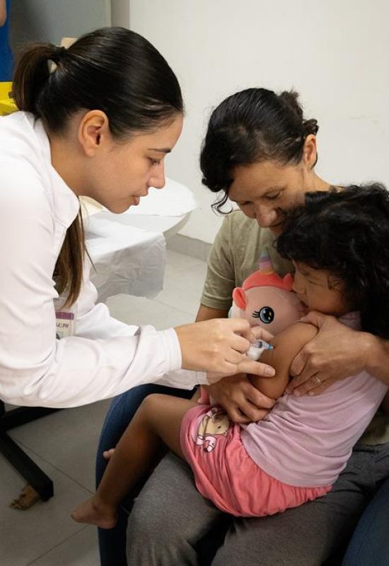 Vacinação nas escolas acontece neste sábado (4) para atualizar cadernetas de alunos e população