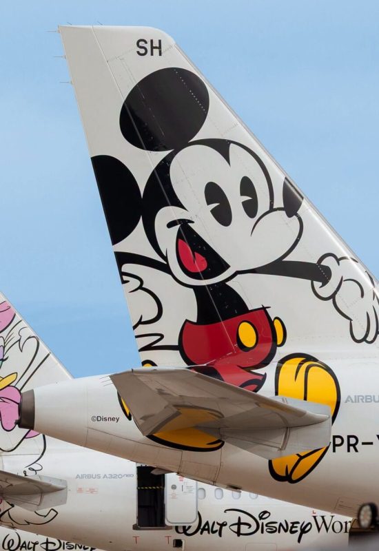 Azul reúne pela primeira vez cinco aviões temáticos da Disney em desfile especial no céu de Viracopos
