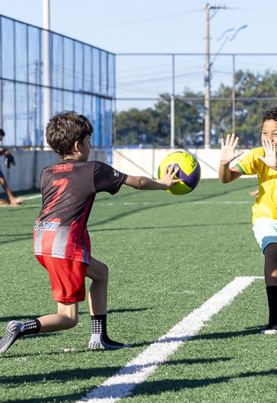 Alunos do Cemeb Maria Zibina participam de tarde esportiva na Arena Alto da Colina