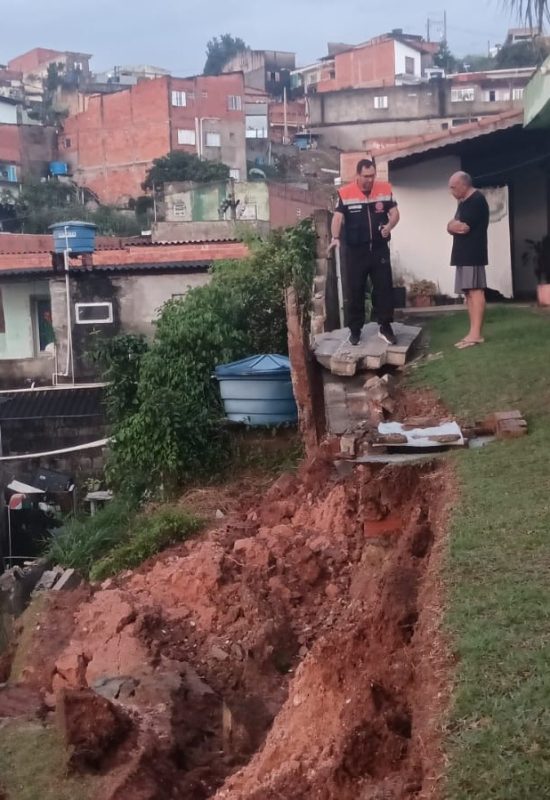 Prefeitura de Mairinque atende ocorrência de deslizamento no bairro Monjolinho