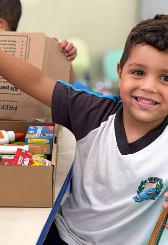 Prefeitura de Mairinque realiza entrega de kits de material escolar para alunos da Rede Municipal