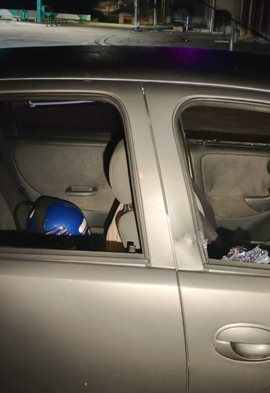 Homem é detido pela GCM após destruir veículo com barra de ferro no Terminal Urbano Joaquim Novaes em Vargem Grande Paulista