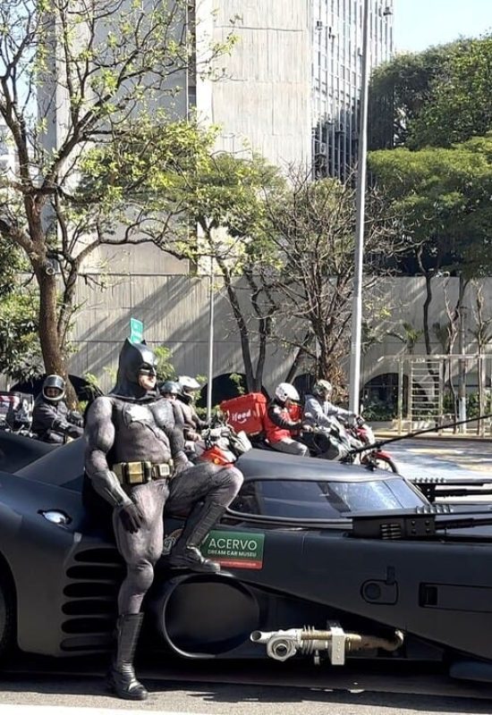 Batmóvel, DeLorean e Tesla Cybertruck causam alvoroço ao circular no Centro de São Paulo